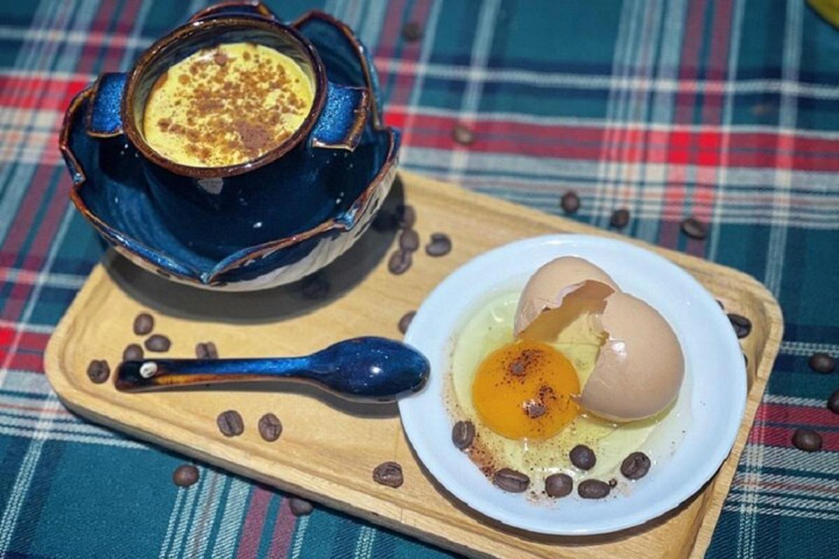 un plat d'ous i una tassa de cafè en una safata