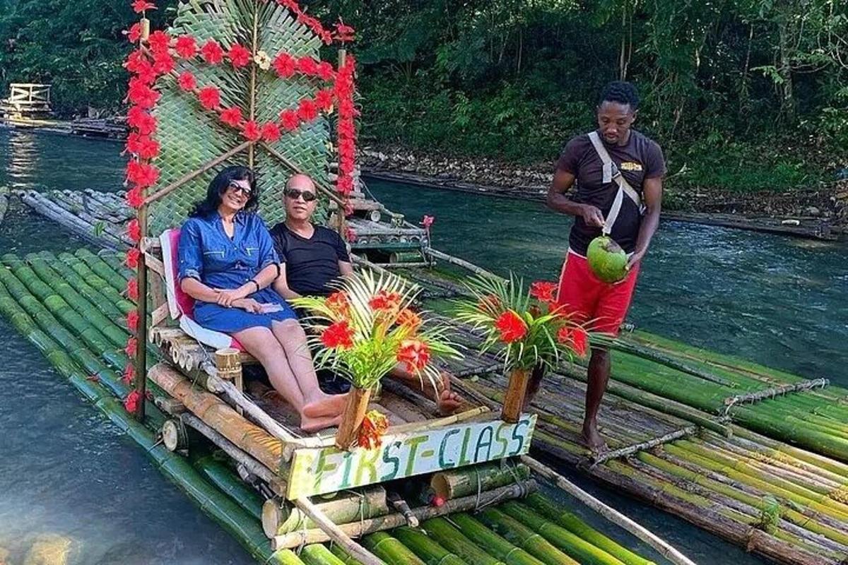 trije ljudje sedijo na splavu v vodi