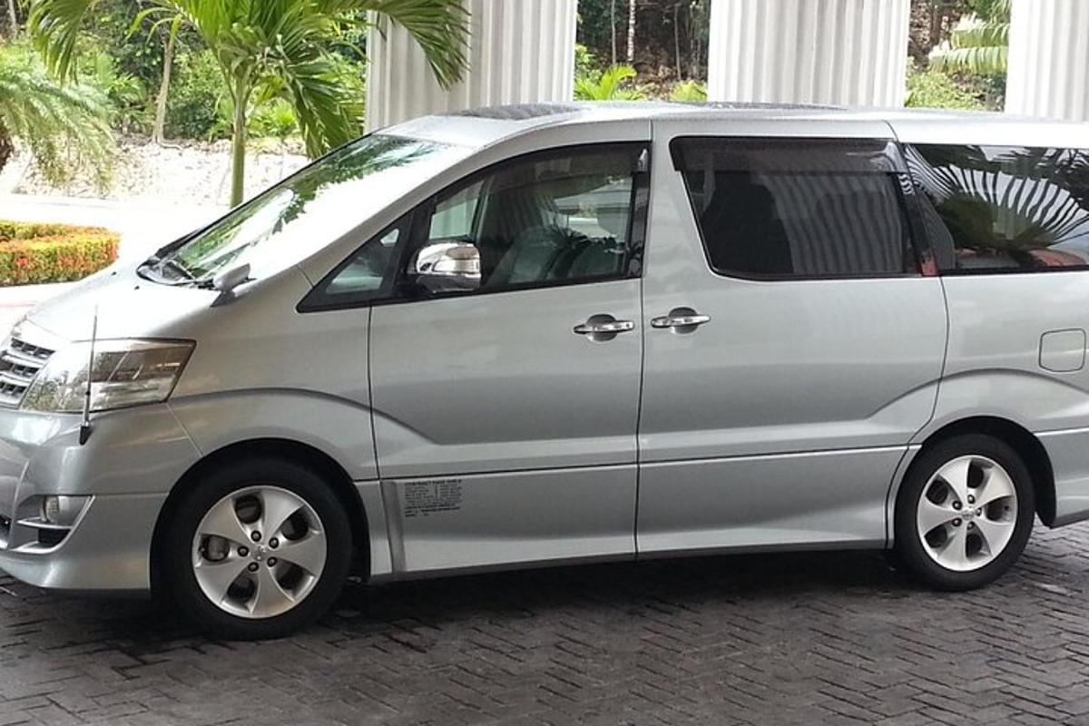 một chiếc xe tải màu bạc đang đỗ trên phố