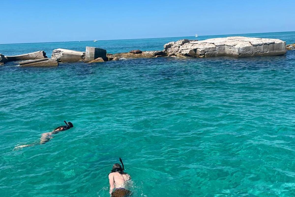 dua orang berenang di dalam air di lautan
