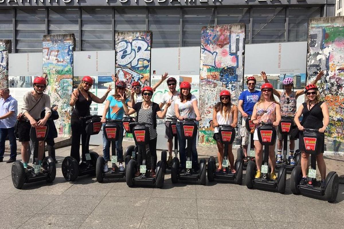 Skupina lidí jezdí na segwayích
