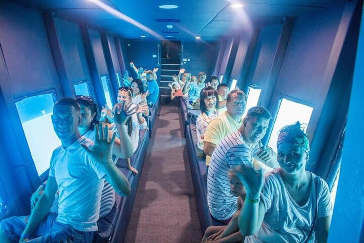 un gruppo di persone sedute su un treno