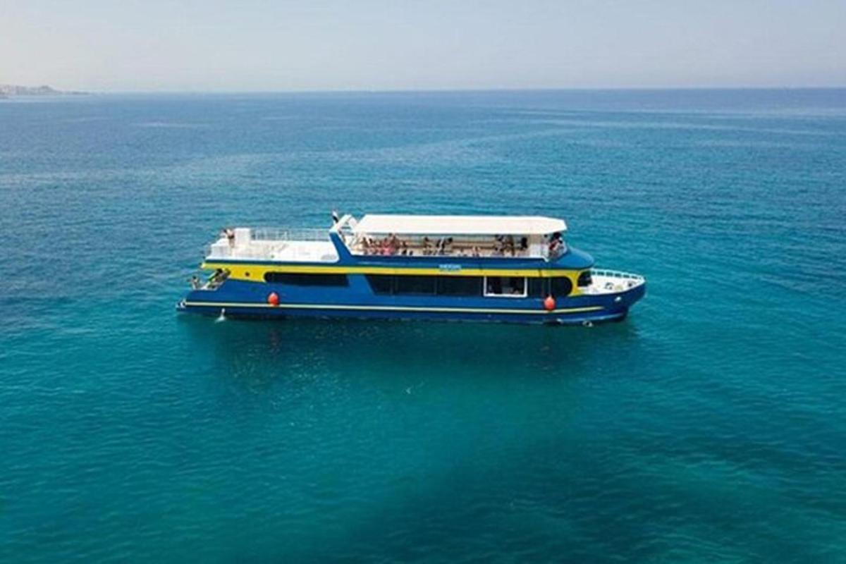 una barca blu e bianca nell'acqua