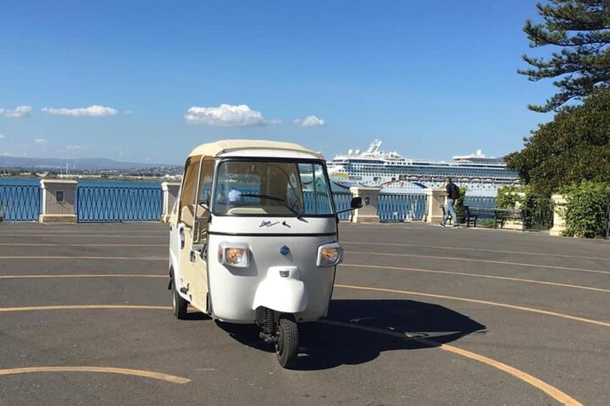 väike auto, mis on pargitud kruiisilaevaga parklasse