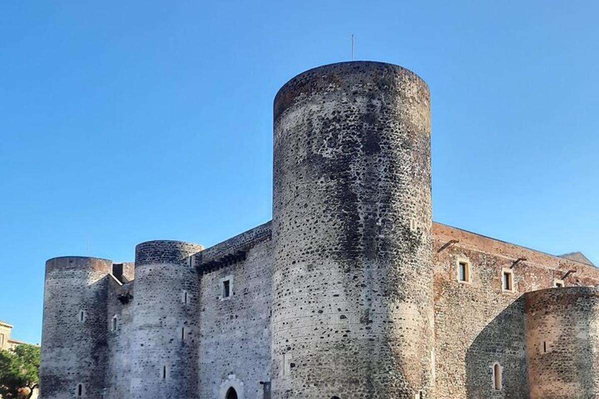 starý hrad s věžemi na vrcholu