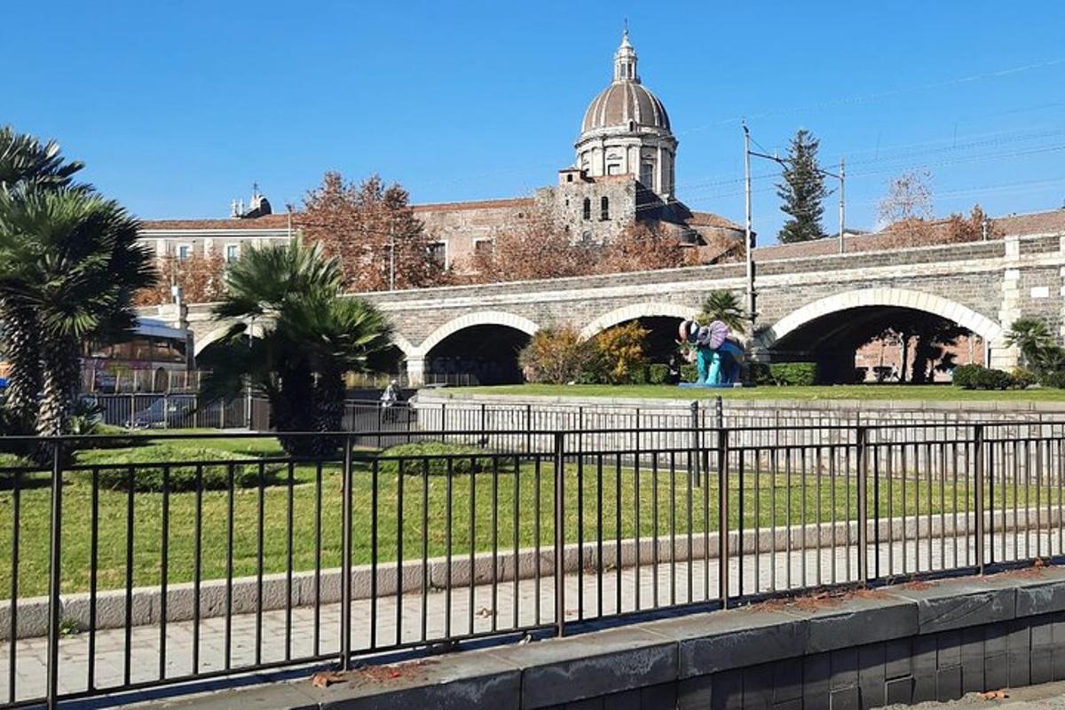 ένα κτίριο με έναν πύργο ρολογιού πίσω από έναν φράχτη