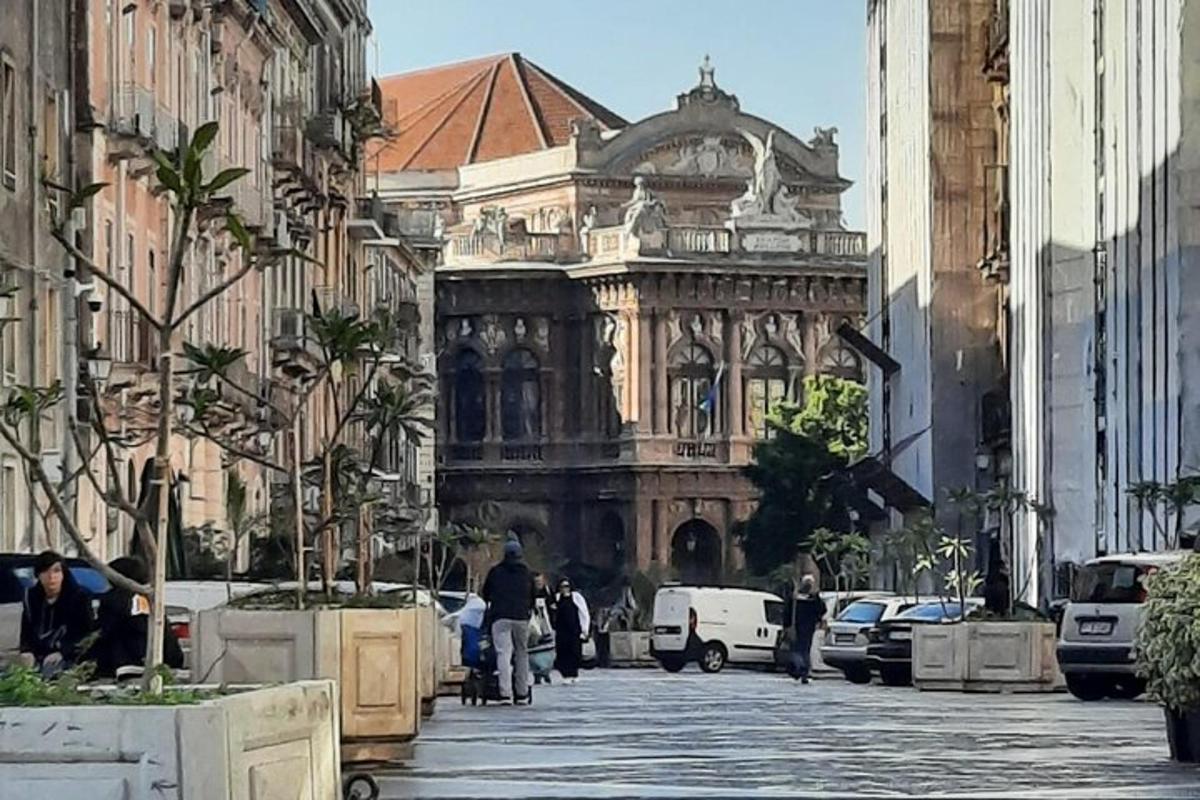 stará budova uprostřed městské ulice