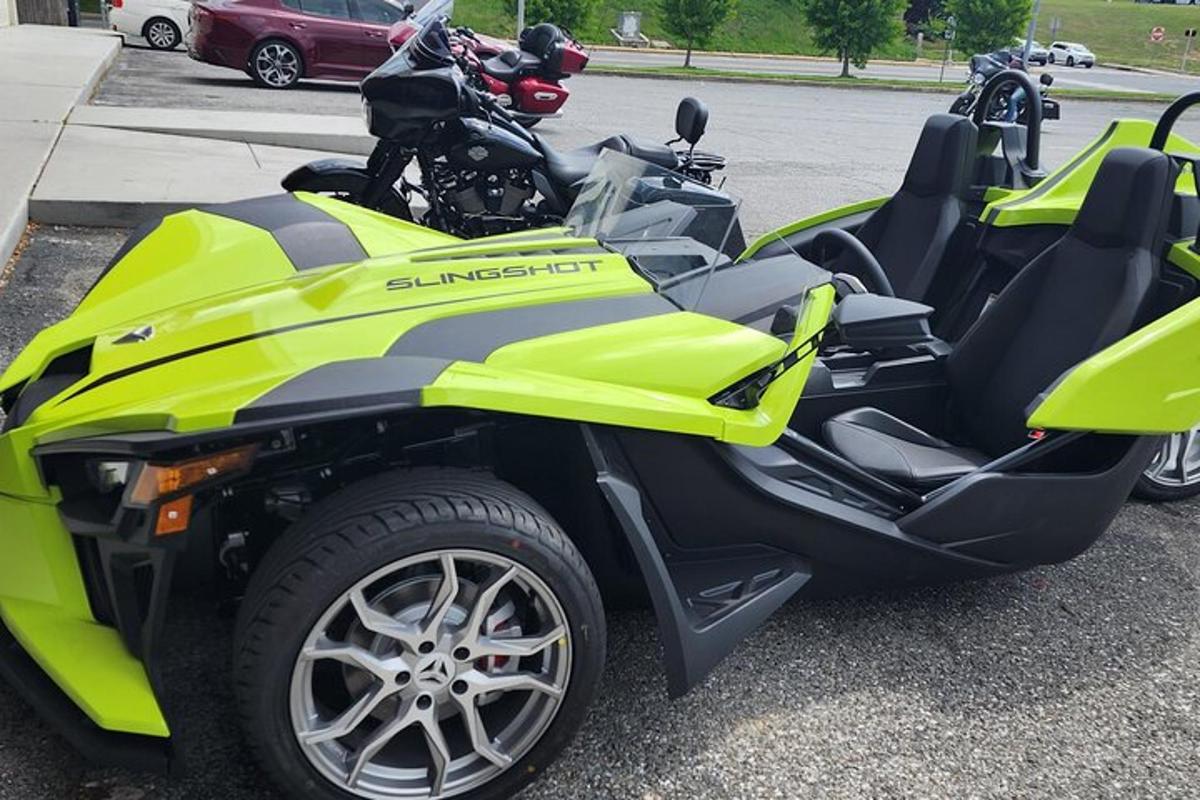grupė motociklų, pastatytų automobilių stovėjimo aikštelėje