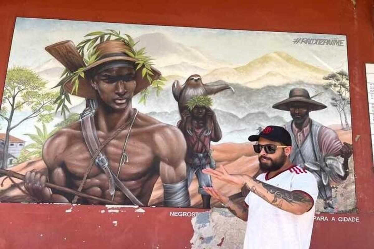 un home dret davant d'un mural