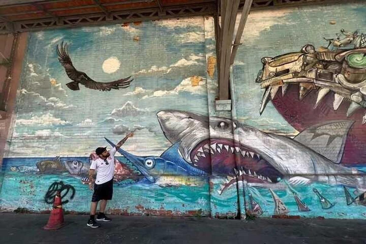 una persona dempeus davant d'un mural en una paret
