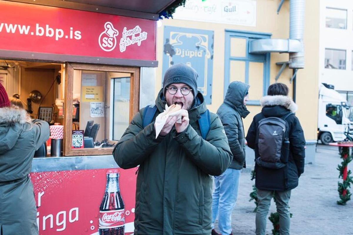egy személy, aki egy darab ételt eszik egy bolt előtt
