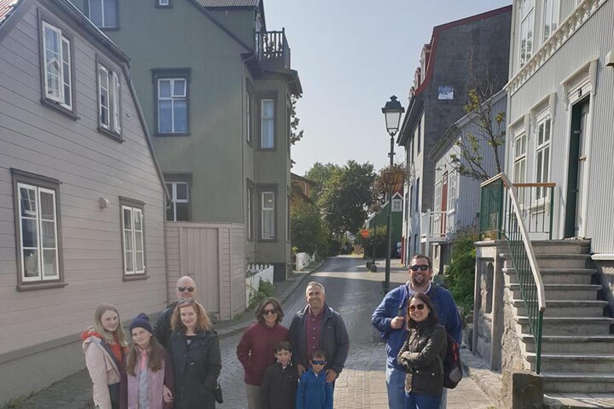 egy csoport ember pózol egy képhez az utcán