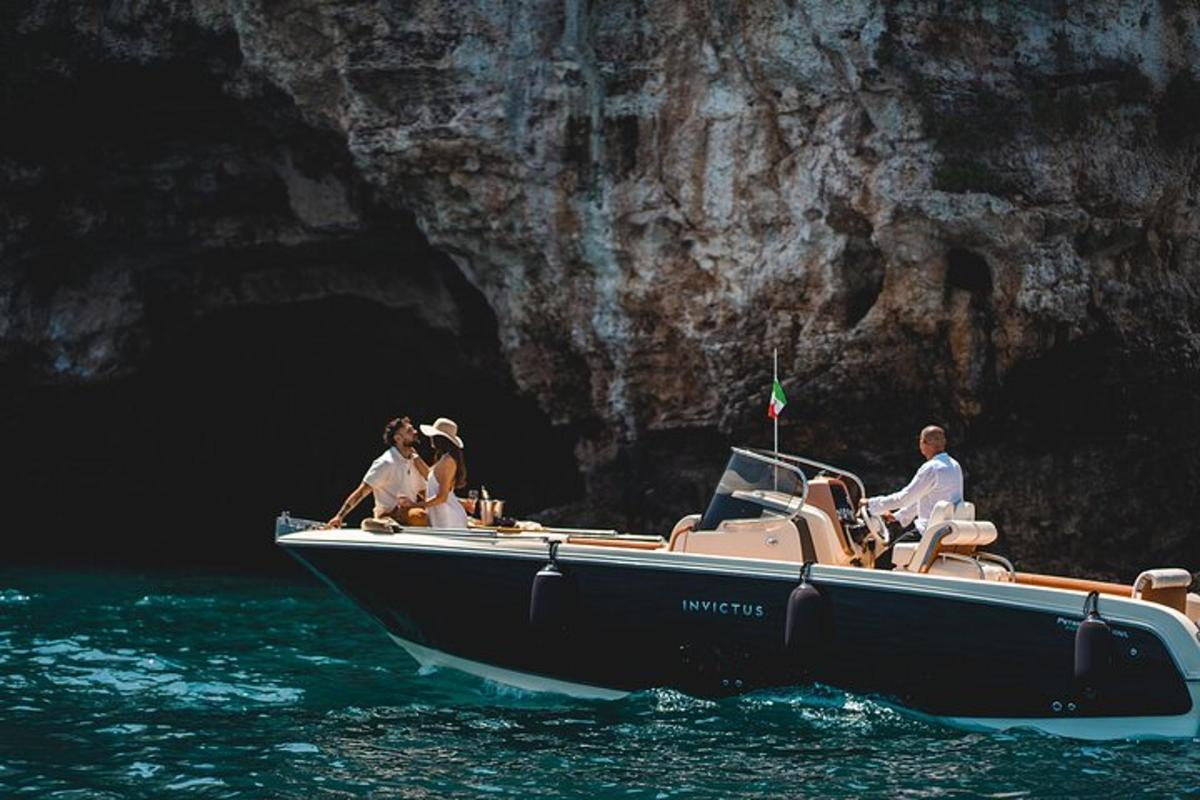 un gruppo di persone su una barca in acqua