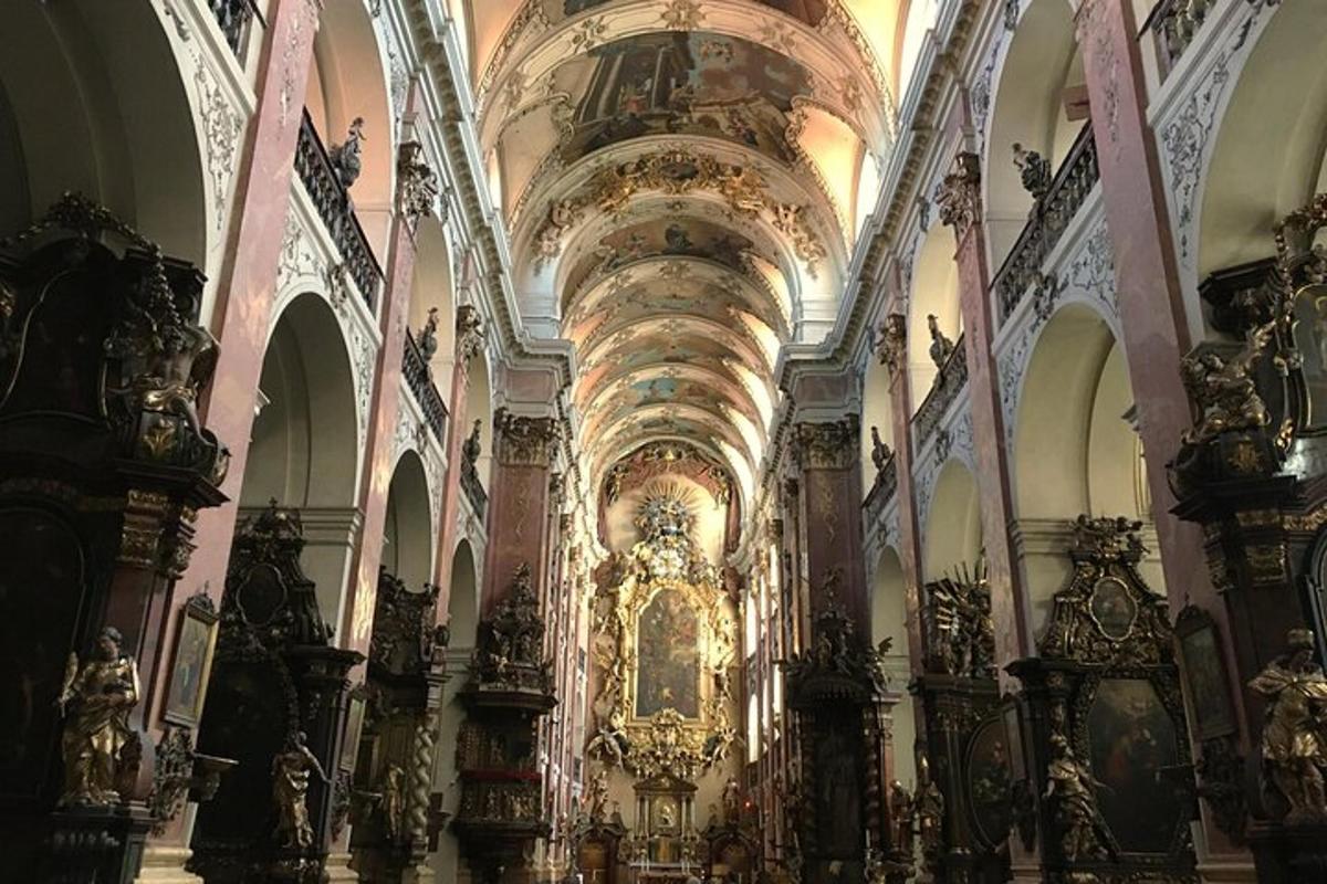 uma grande igreja com um grande altar