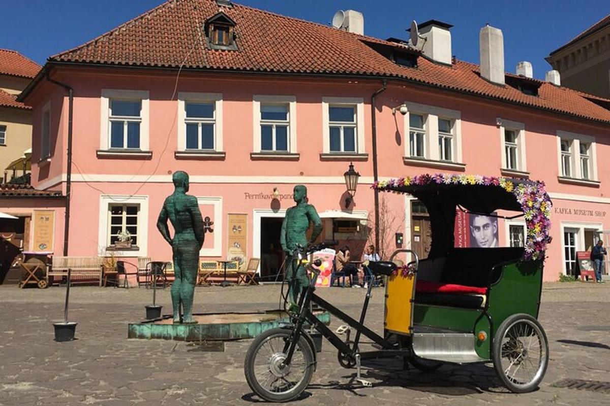 uma bicicleta puxando uma carruagem em frente a um prédio