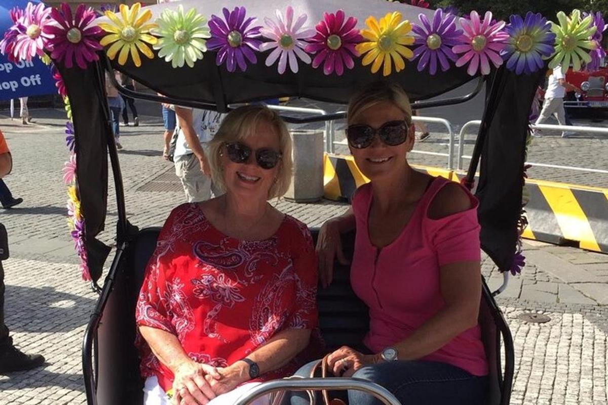 duas mulheres sentadas em um carrinho de golfe com flores no topo