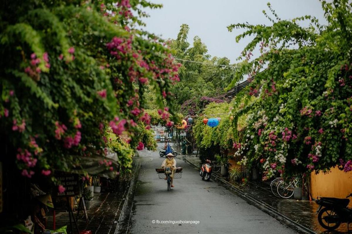 un gruppo di persone in moto lungo una strada con fiori