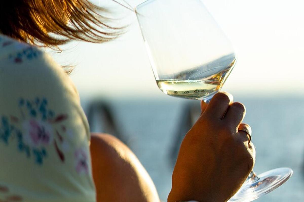 一位女士手捧一杯酒