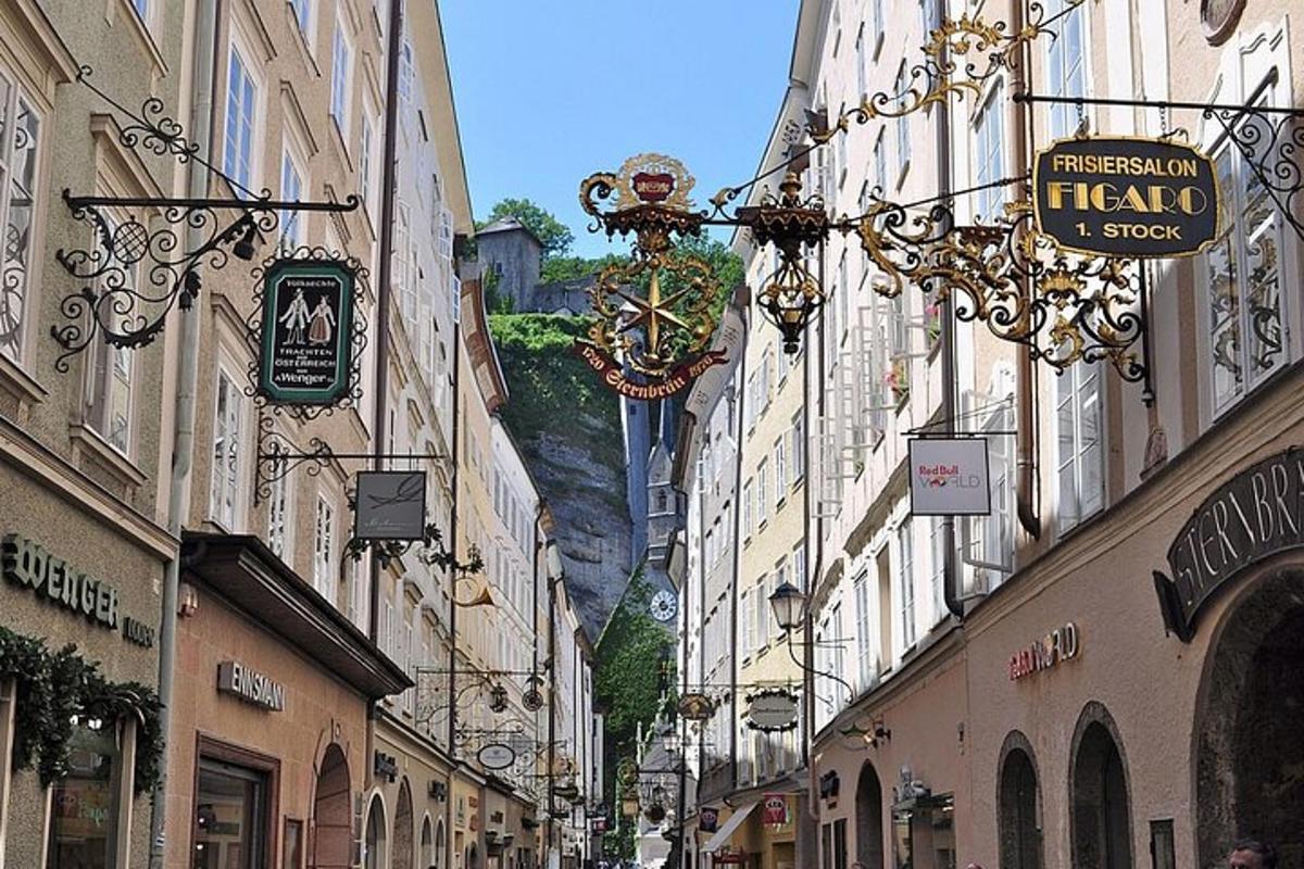 ulice ve městě s mnoha budovami