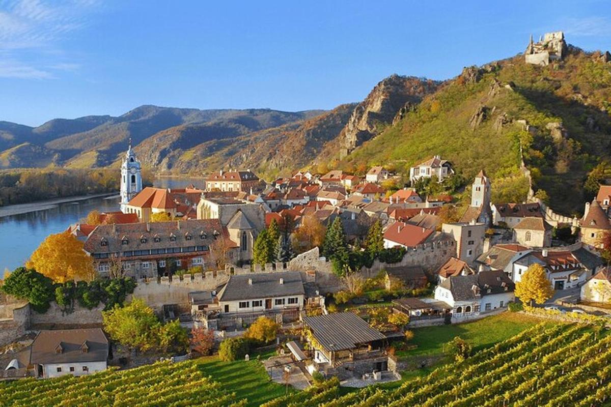 majhno mesto na hribu ob reki