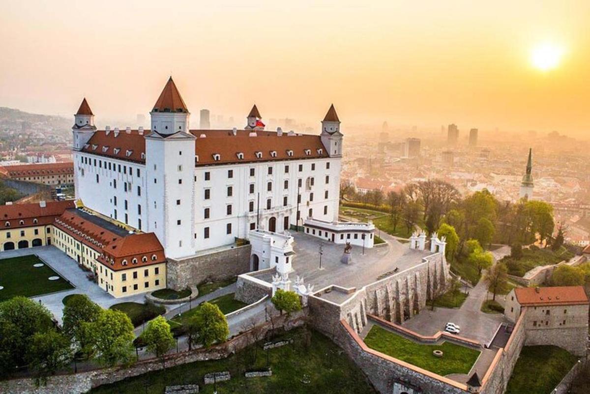 Letecký pohled na velkou bílou budovu s věžičkami