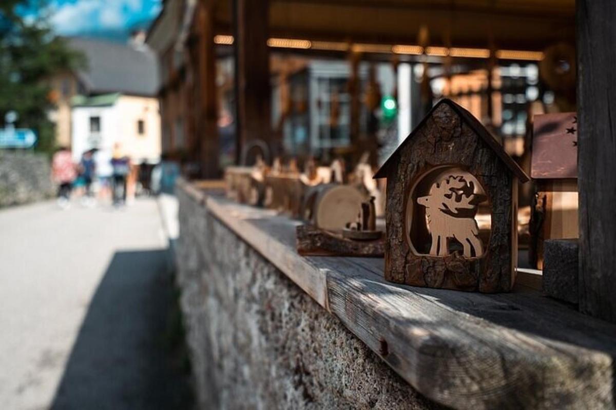 una staccionata di legno con sopra l'immagine di un cane
