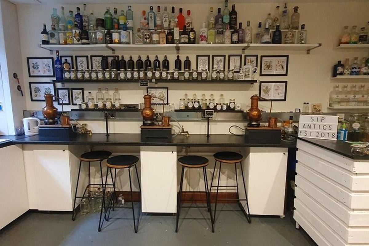 bar s stoli v sobi s steklenicami