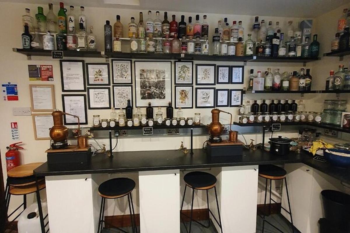 bar s stoli in steklenicami na steni