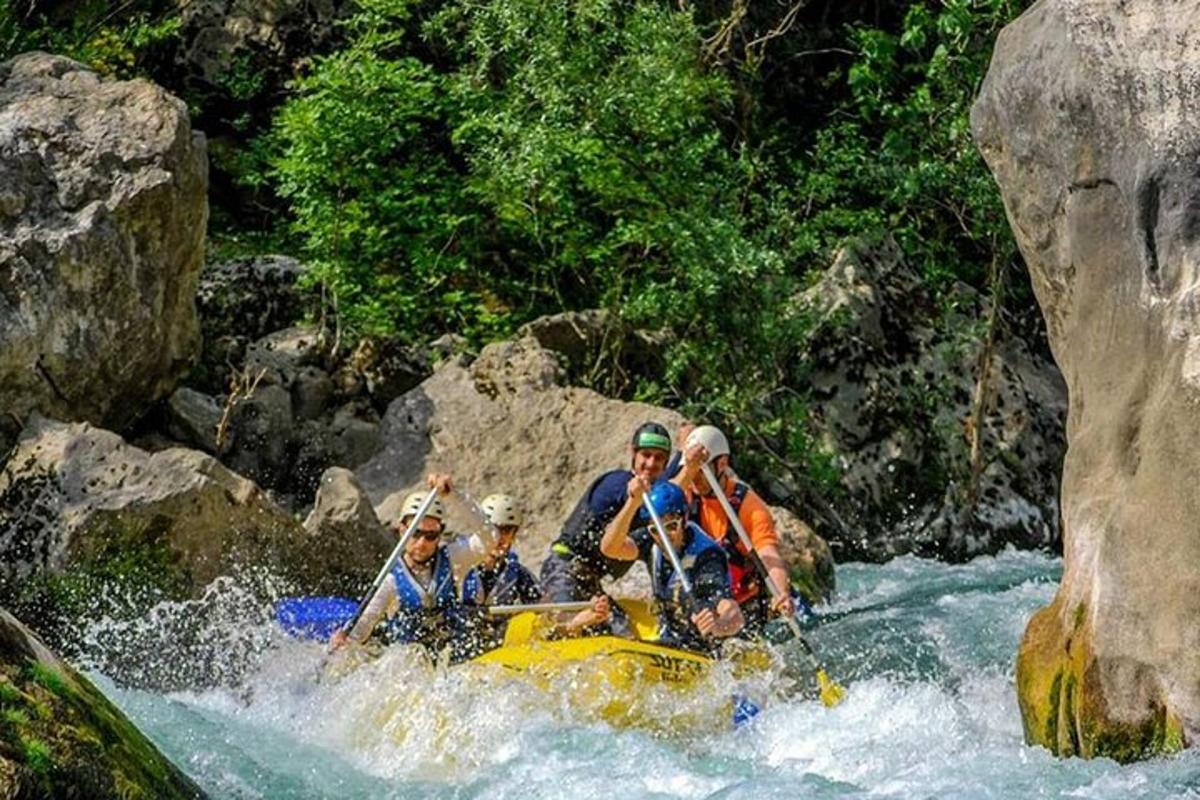 μια ομάδα ανθρώπων σε μια σχεδία σε ένα ποτάμι