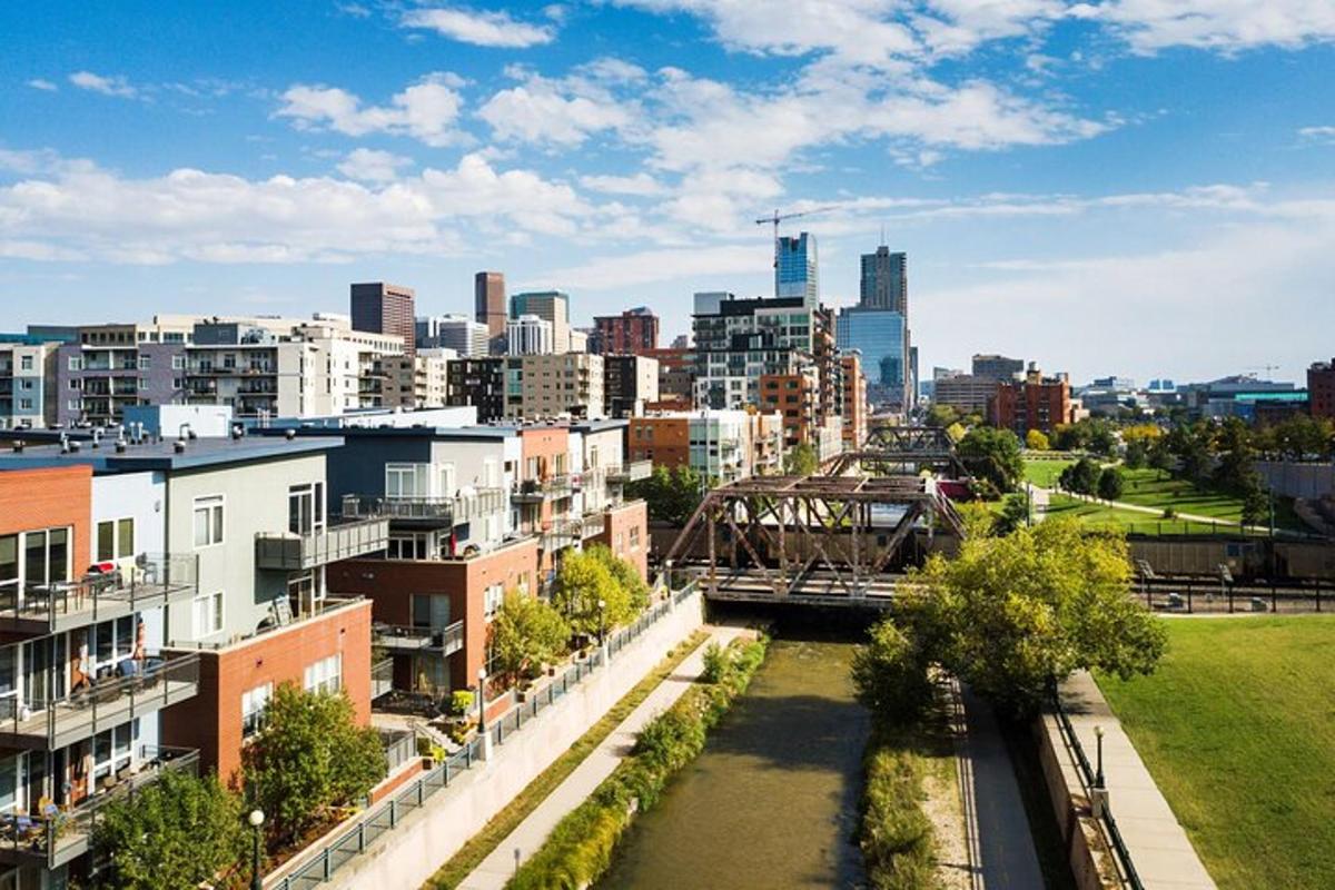 Una vista de una ciudad con un río y edificios.