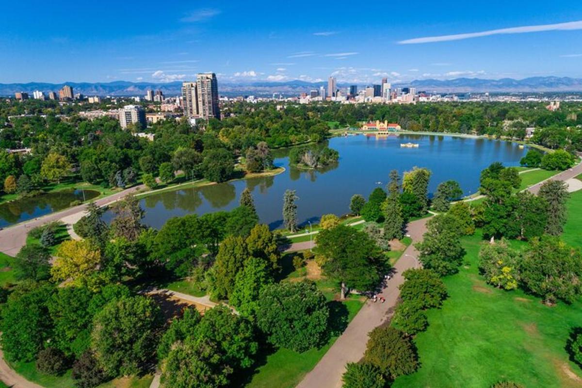 Una vista aérea de un parque con un lago y una ciudad.