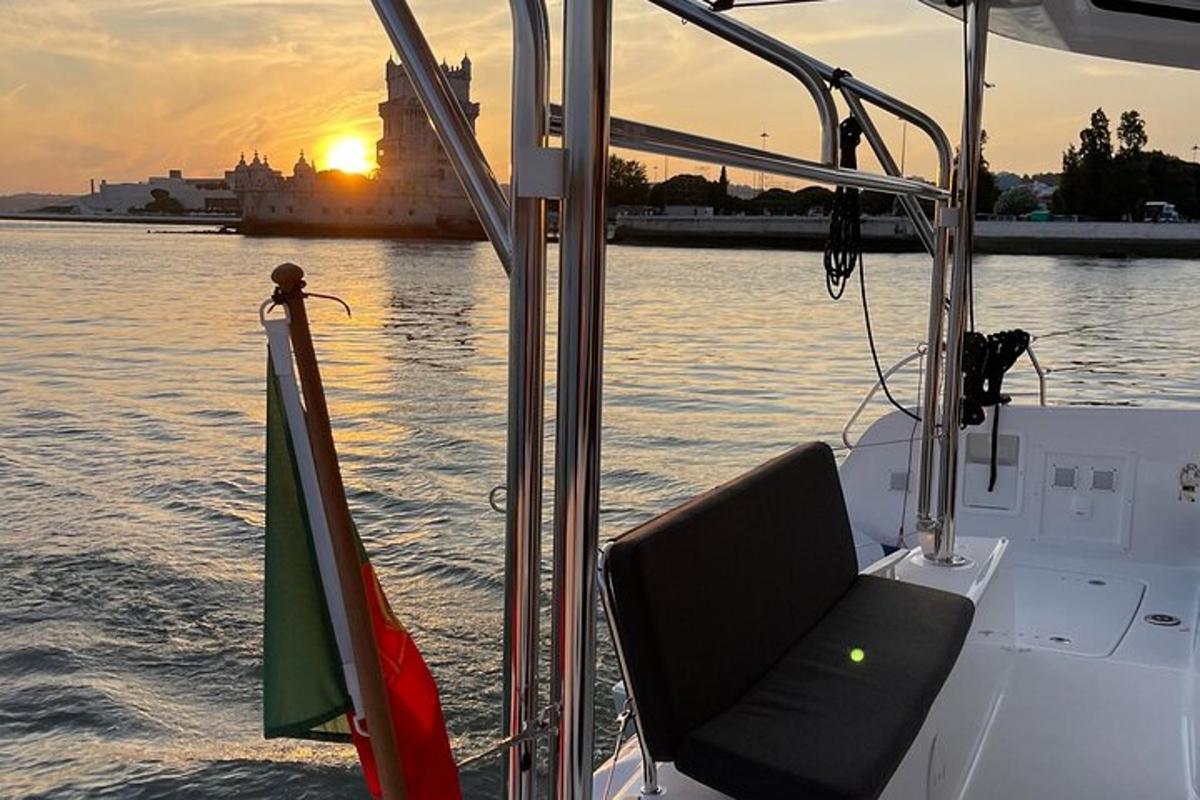 una barca in acqua con il tramonto sullo sfondo