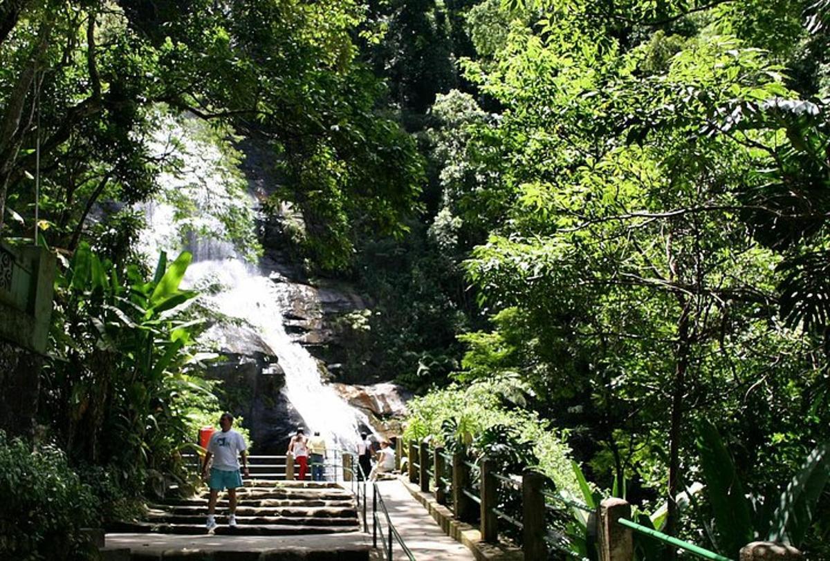 un gruppo di persone in piedi sui gradini di fronte a una cascata