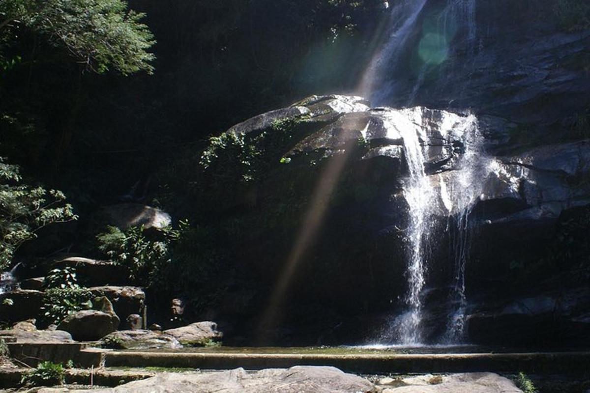 una cascata con un raggio di luce in cima