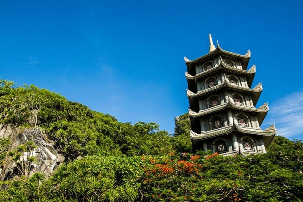 uma torre com um relógio no topo de uma colina