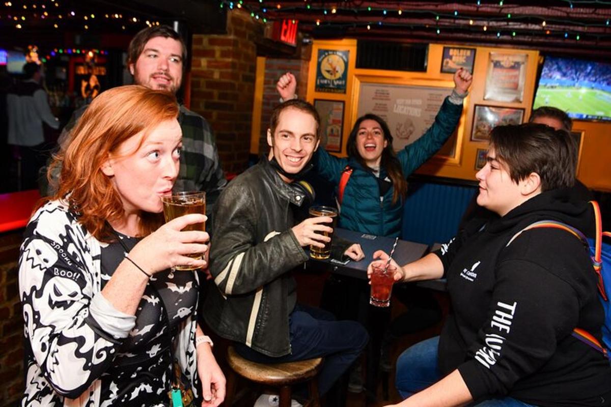 en gruppe mennesker som drikker øl i en bar