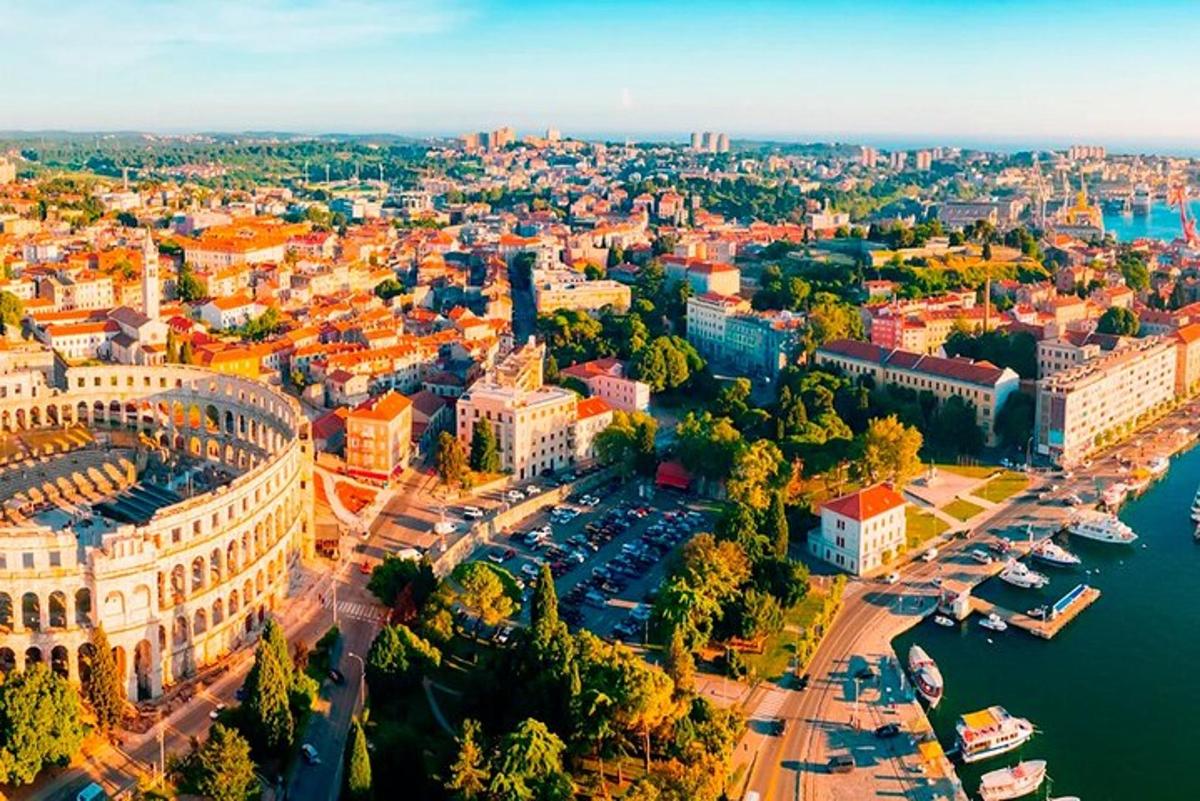 Letecký pohled na město s řekou a budovami