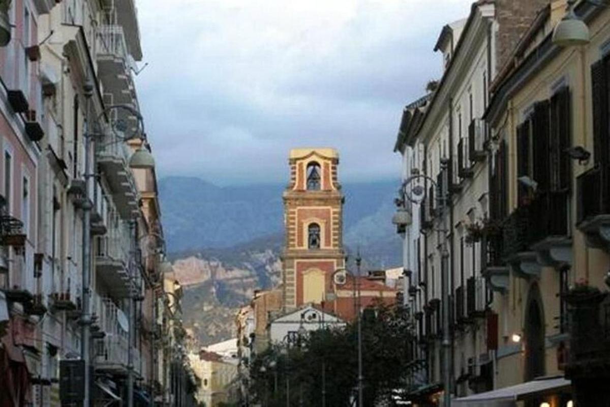 budova s hodinovou vežou uprostred ulice