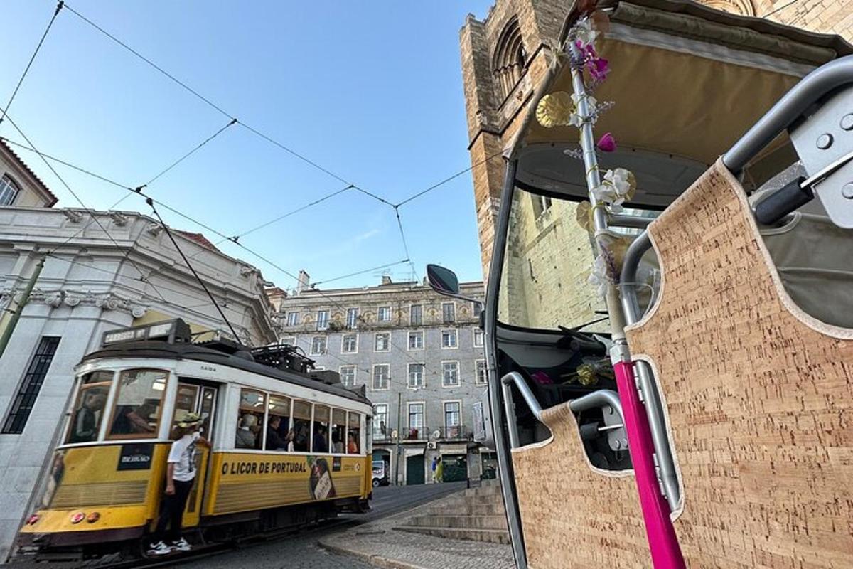 egy sárga villamos a városi utcán