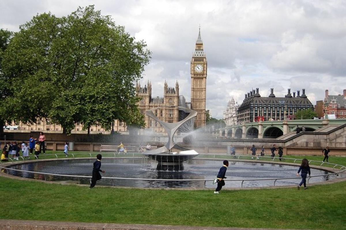 một nhóm trẻ em đang đi dạo quanh đài phun nước trước tháp Big Ben