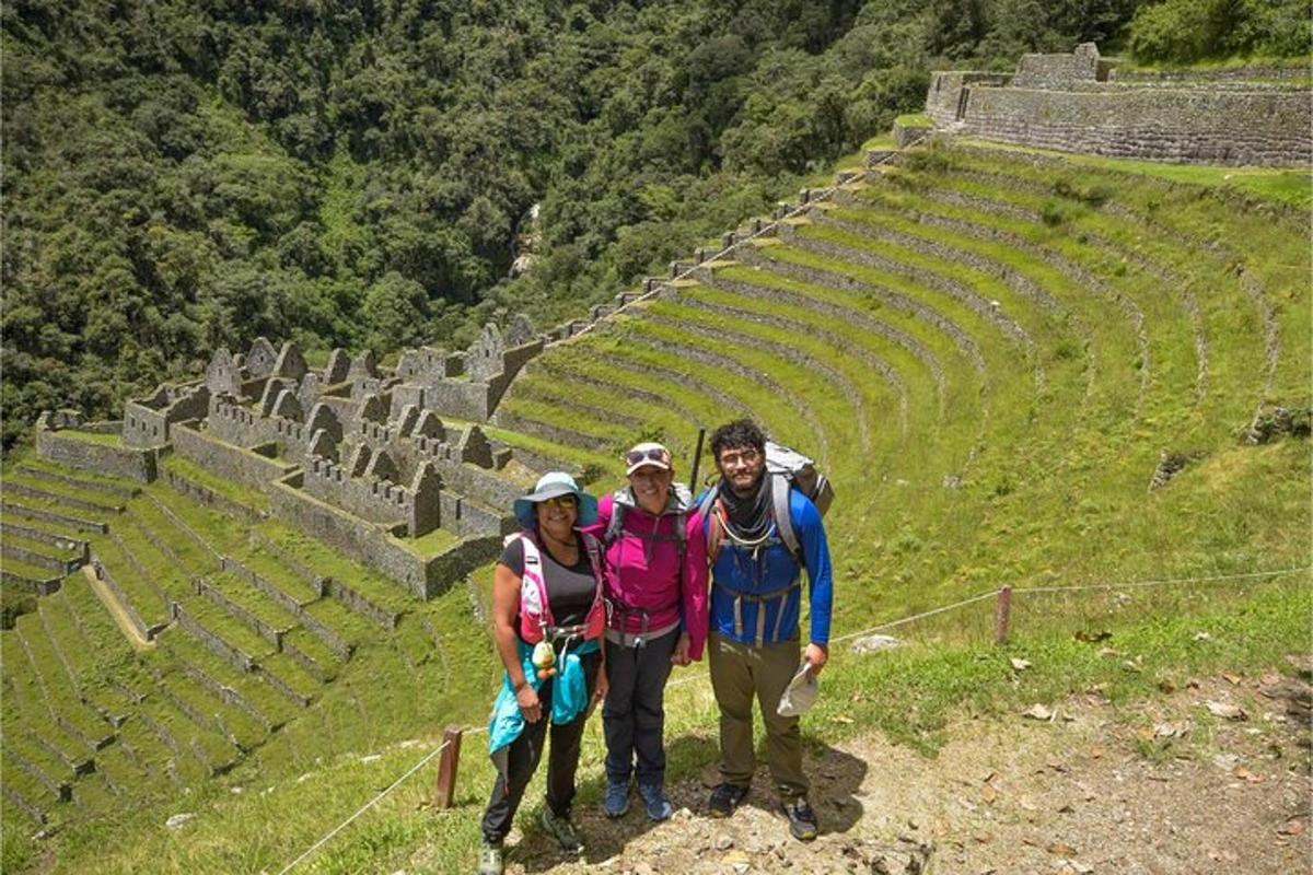 un gruppo di persone in piedi in un anfiteatro