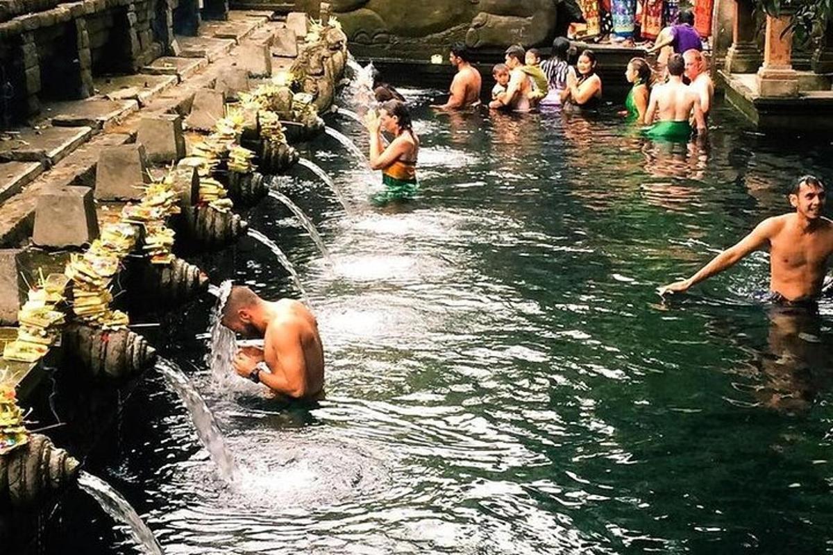 một nhóm người trong nước tại một đài phun nước