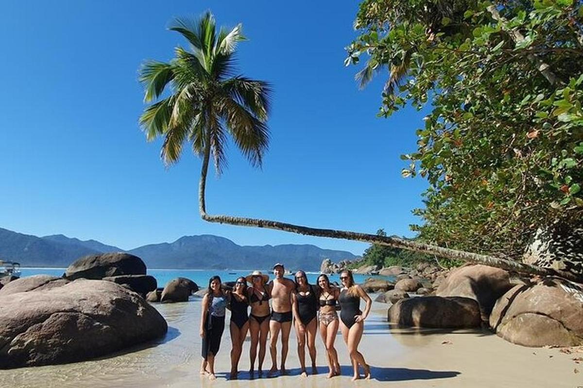 un gruppo di persone in costume da bagno su una spiaggia