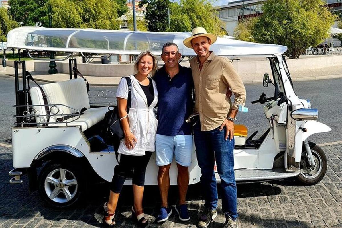 Maður og kona standa við hliðina á golfbíl