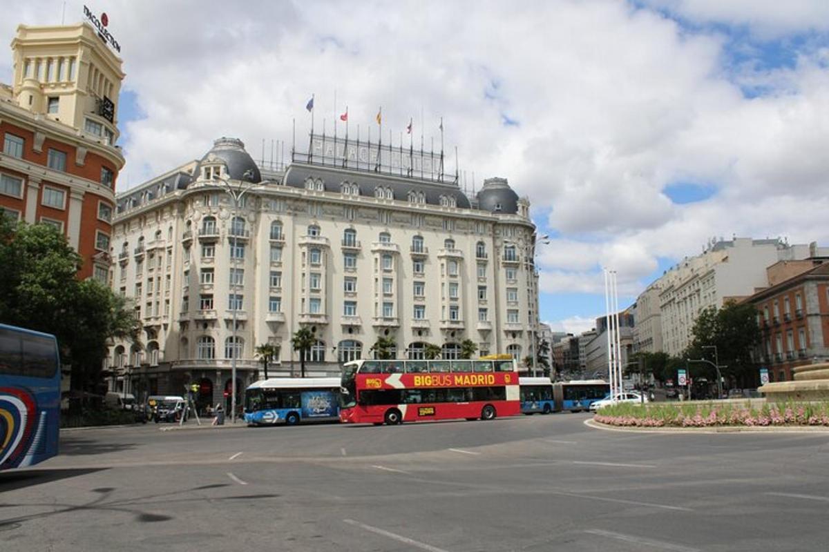 rdeč dvonadstropni avtobus parkiran pred stavbo