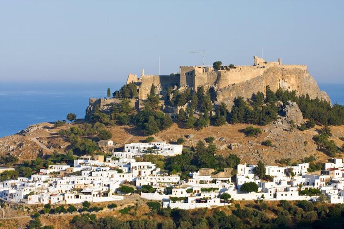 un pueblo en la cima de una colina con un castillo