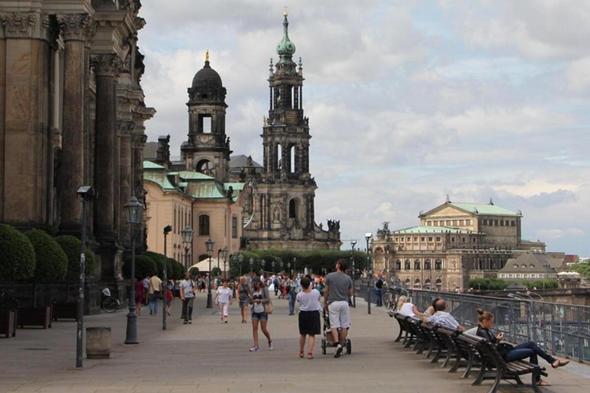 skupina lidí procházejících se po městě s budovami