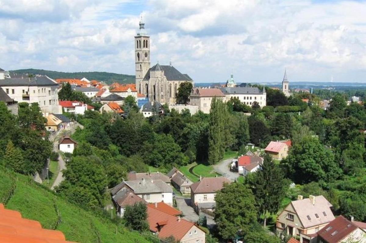 pohled na město s hodinovou věží