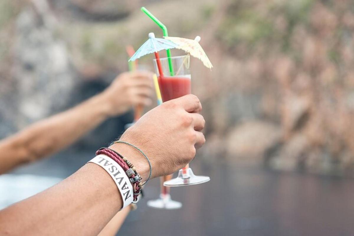 hai người đang cầm hai ly cocktail trên tay