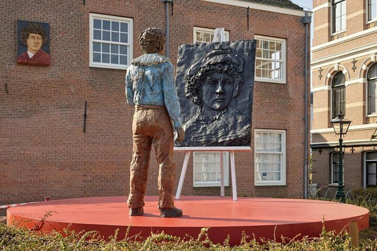 Una estatua de un niño parado frente a un edificio.